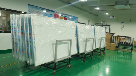 Quadro branco interativo multitoque de 82 polegadas com infravermelho inteligente montado na parede